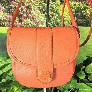 Isaac Mizrahi Purse Pebbled Leather Crossbody Shoulderbag in a Peachy-Or…